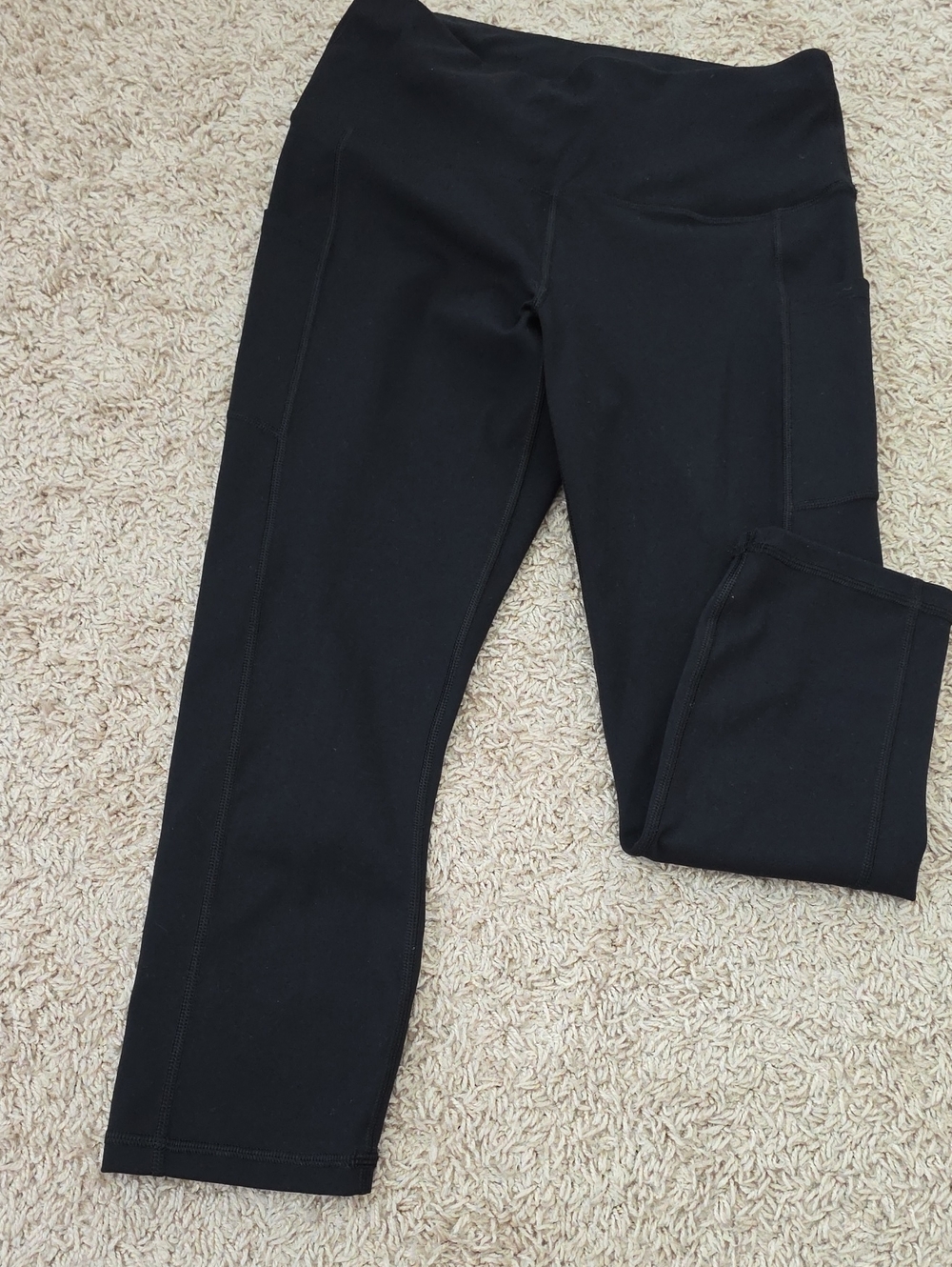 Black Women's High-Waist Capri Leggings with Side Pockets
